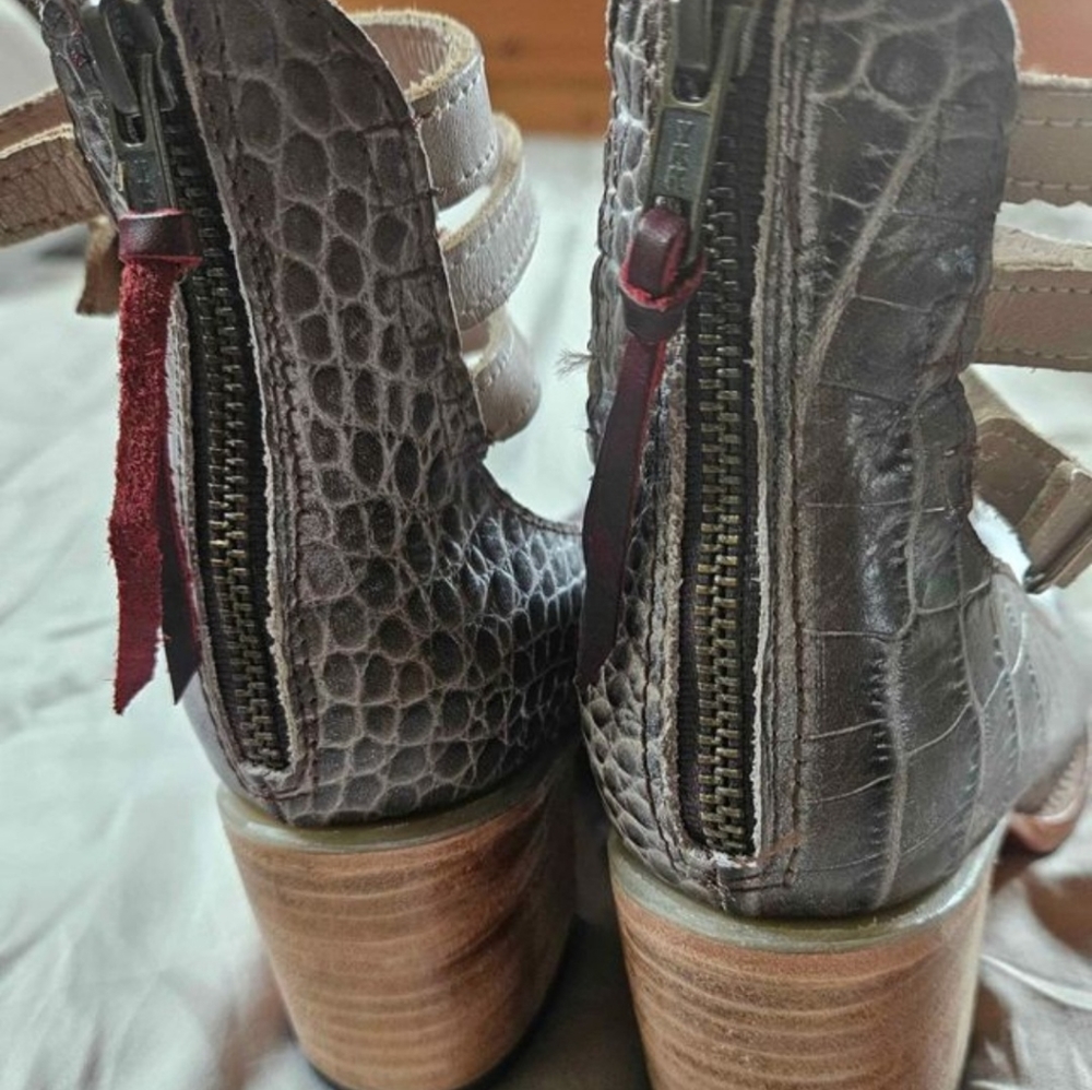 Freebird Randi, size 7, New in box, croc pattern